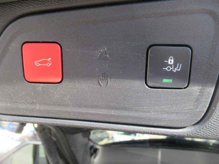 Peugeot 3008 HYBRID 225 CH GT LINE 1ERE MAIN – Image 17