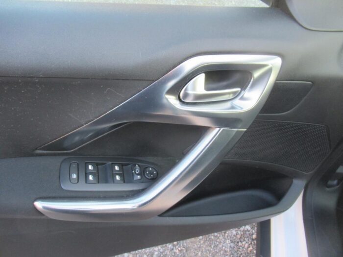 Peugeot 2008 ALLURE 82 CH – Image 13
